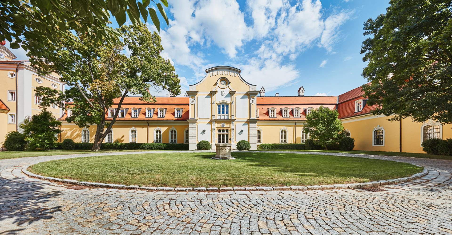 Kaštieľ Château Bela - priečelie s nádvorím